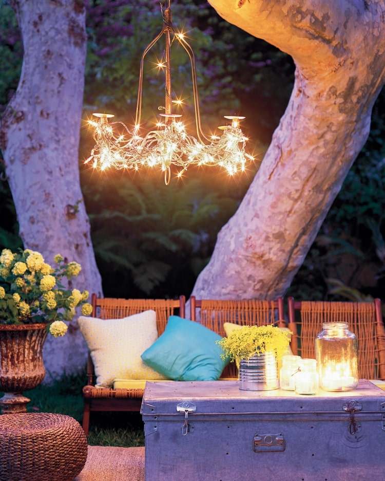 Vintage trädgårdsfestbelysning med gammal ljuskrona och sagoljus att linda runt