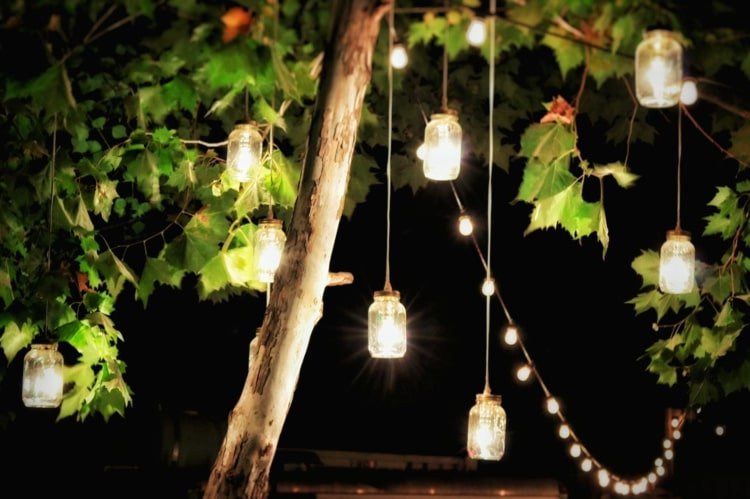 Trädgårdsfestbelysning med murkruvar - hängande lampor på trädet