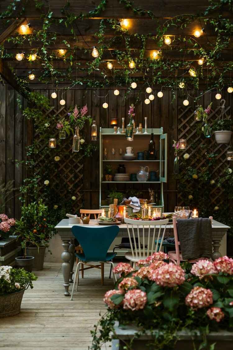 Kombinera murgröna och älvlampor i en pergola - romantisk vintage -stil