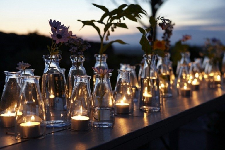 trädgård fest dekoration lyktor flaskor vaser idé blommor