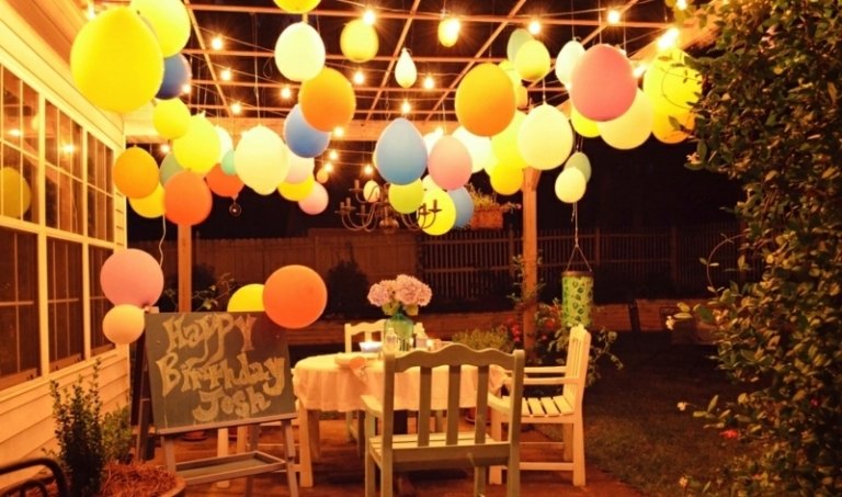trädgård fest dekoration fairy lights födelsedag terrass pergola ballonger