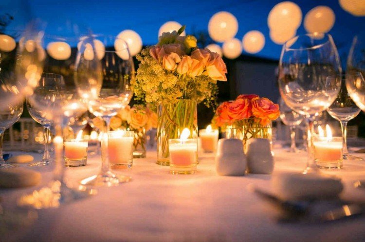 Trädgårdsfest dekoration bord bröllop ljus ros blommor