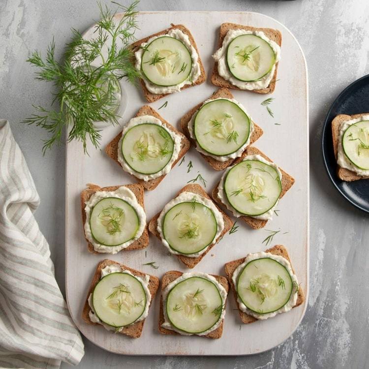 Fingermat för sommaren med gurkskivor - garnera smörgåsar med dill