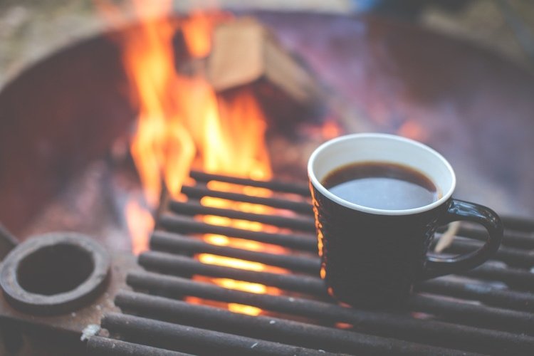 Trädgårdsfest på vintern Grill och förbereda kaffe för gästerna