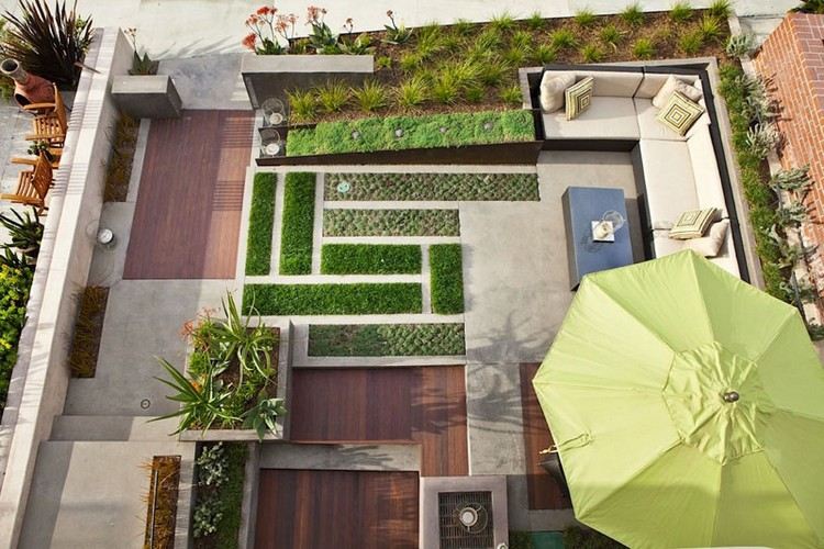 trädgårdsplanering-idéer-fågelperspektiv-modern-bakgård-växtbäddar-trädgård lounge-cantilever paraply