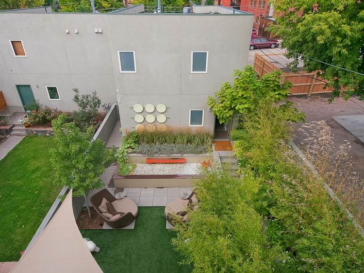 trädgård planering-idéer-fågelperspektiv-radhus-bakgård-sten säng-lounge-möbler-gräsmatta-träd