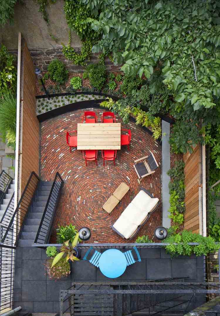 trädgård-planering-idéer-fågelperspektiv-tegel-golv-cirkulärt-mönster-färgglada-möbler-upphöjda sängar