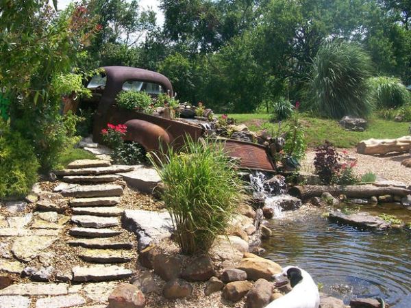 Gammal vagn som används som ett vattenfall-trädgård damm design vattenträdgård