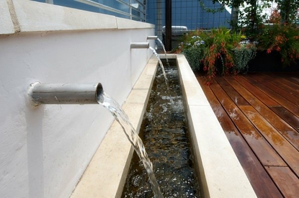Trädgårdsdammvatten har designidéer träterrass