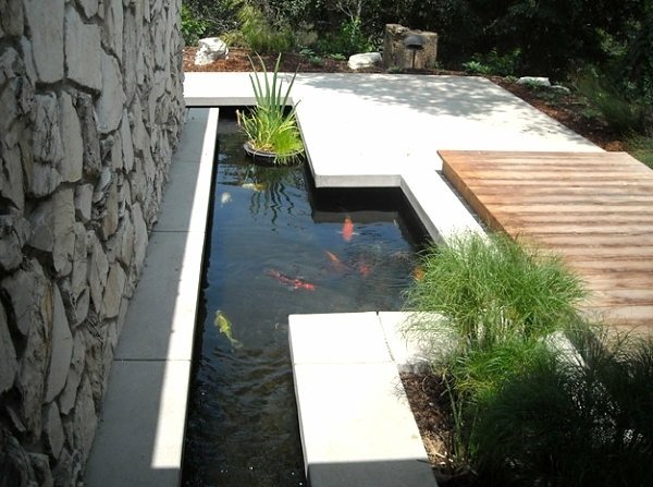 modern minimalistisk koi damm fisk trä terrass design