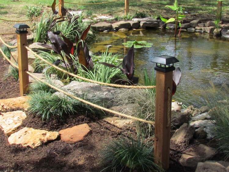 Gör trädgårdsdamm barnsäker damm-sten-staket-trä stolpe