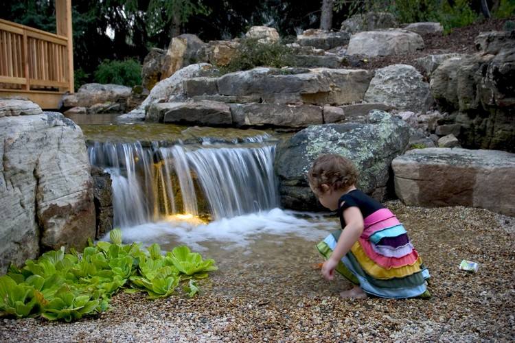 trädgård-damm-gör-barnsäker-vattenfall-stenar-dränering-vattensäkra-spel