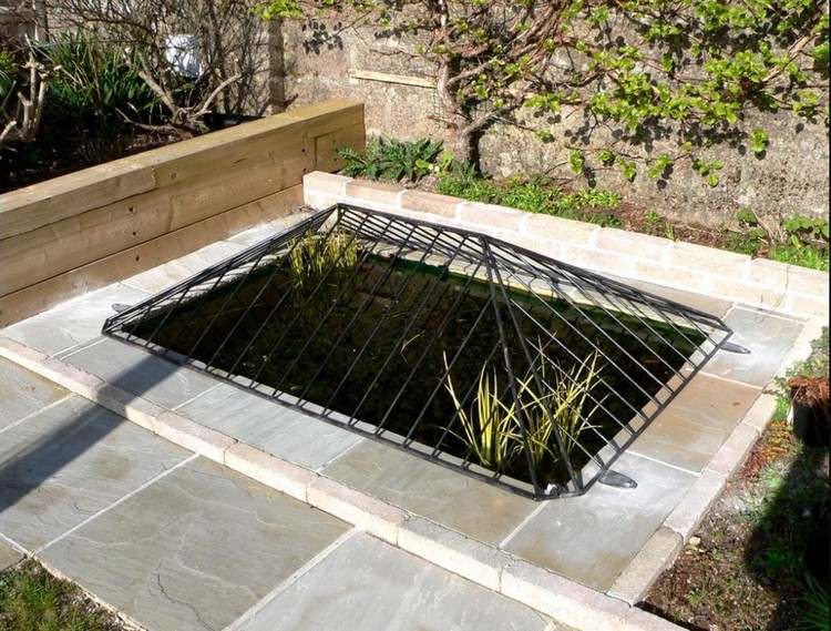 trädgård-damm-barnsäker-metall-gitter-hög-design-vattenväxter