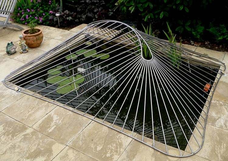 trädgård-damm-barnsäker-lock-polerad-rostfritt-stål-abstrakt-design