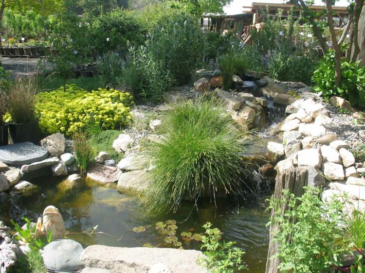 vattenfall trädgård damm design idé graeser växter stenar