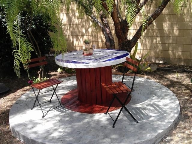 trädgård-bord-trä-idéer-kabel-trumma-mosaik-bord-topp-utsmyckning