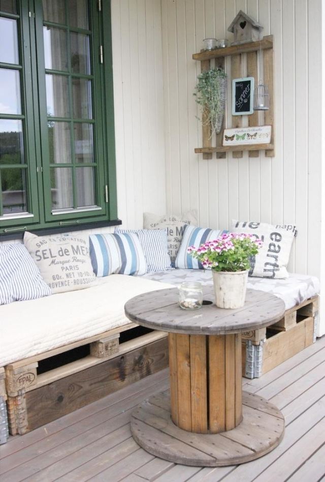 trädgårdsbord-trä-terrass-kabeltrumma-pall-hörn soffa-vägghylla