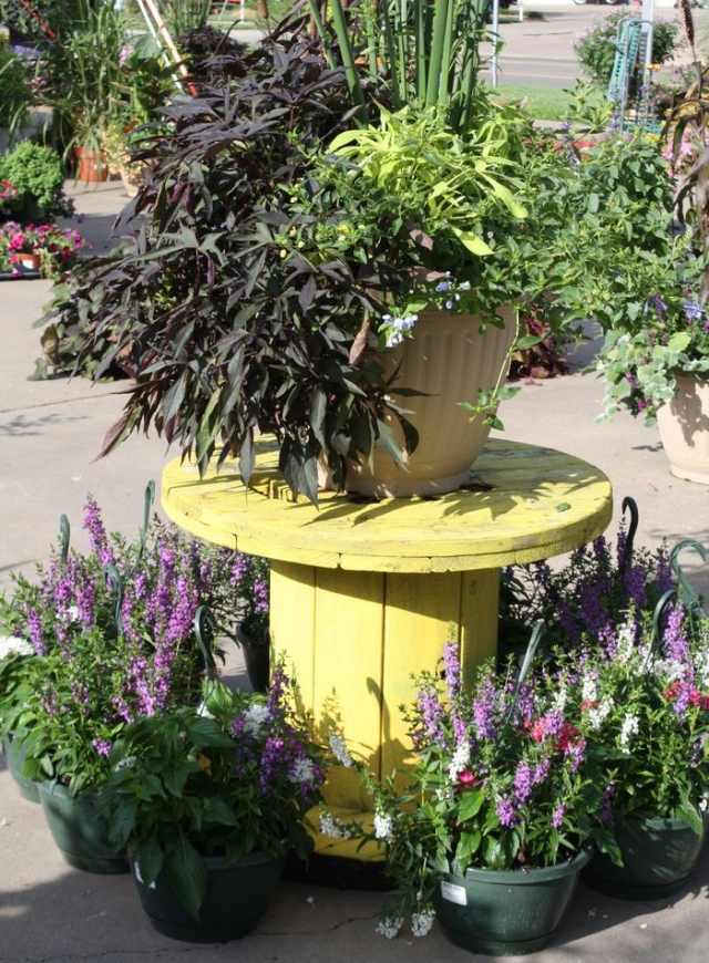 trädgård-bord-trä-idéer-kabel-trumma-gul-målning-planter