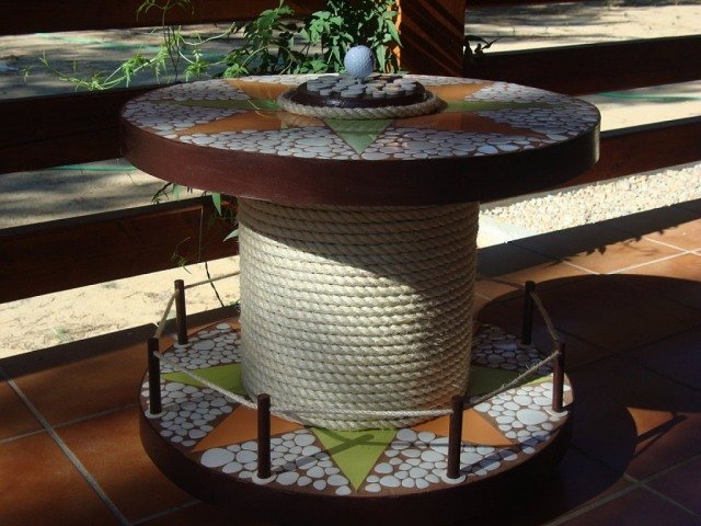 trädgård-bord-trä-kabel-trumma-mosaik-utsmyckning