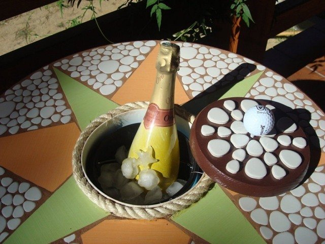 trädgårdsbord av träkabeltrumma-projekt-mitten-champagnekylare-is