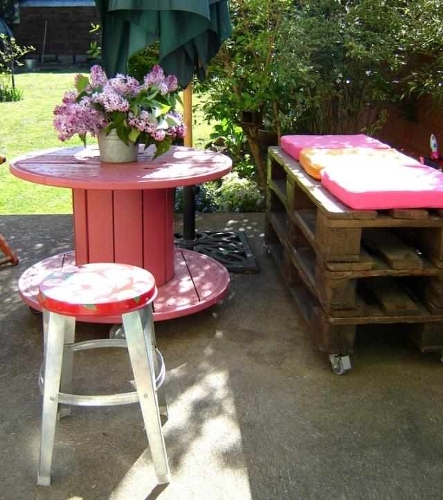 trä trädgårdsbord idéer-kabelrulle-rosa-målning-pallbänk
