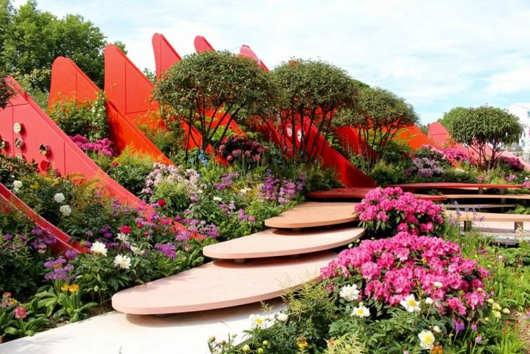 Modern trädgårdsdesign med nyanser av färgen röd och minimalistiska element