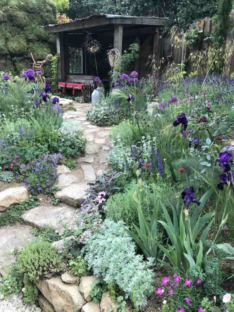 En trädgårdstrend 2019 är att skapa en naturlig atmosfär med mycket grönska och stenar