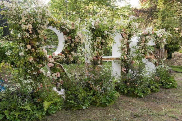 Chelsea Flower Show 2019 med planterade bokstäver som skulpturer