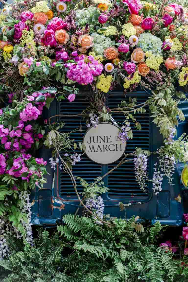 Chelsea Flower Show 2019 med temat 'juni i mars' - Fina blommiga dekorationer för en traktor