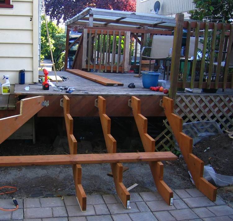 trädgård-trappor-trä-bygg-exempel-terrass-trappsträngar