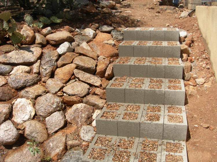 Trädgård-trappor-bygg-själv-instruktioner-betong-ihåligt block