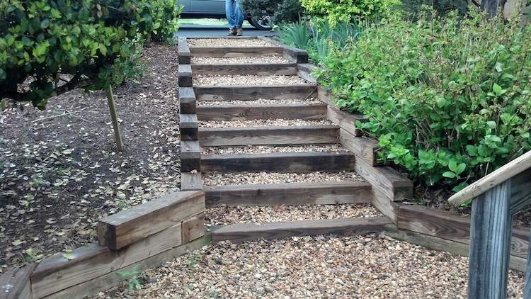 Bygg-din-egen-trädgård-trappor-trä-grus-sluttning