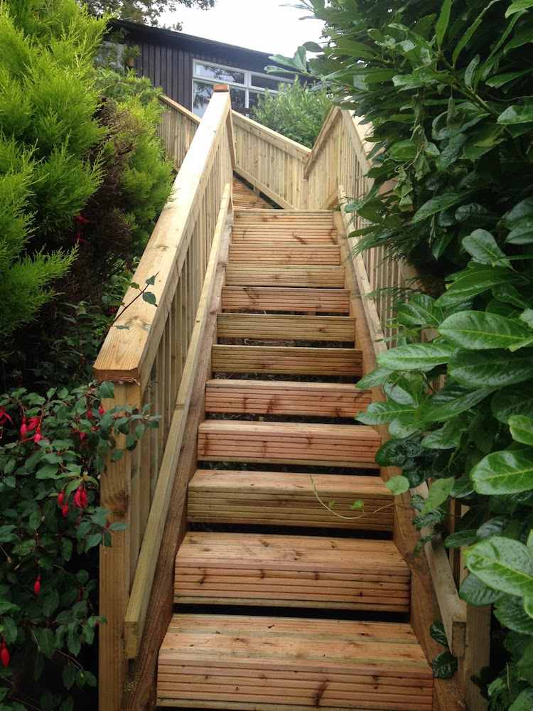 Bygg-din-egen-trädgård-trappor-trä-konstruktion-sluttning-brant