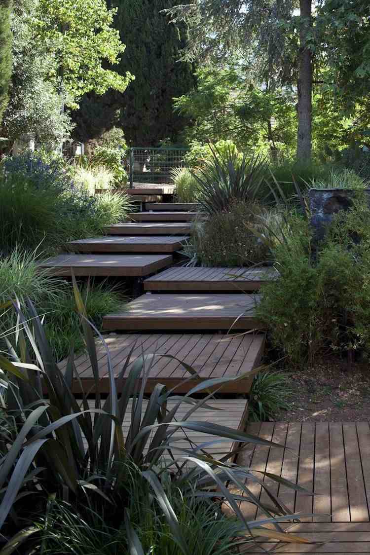 Bygg-din-egen-trädgård-trappor-trä-slitbaneplattor-trädgårds-trappsteg