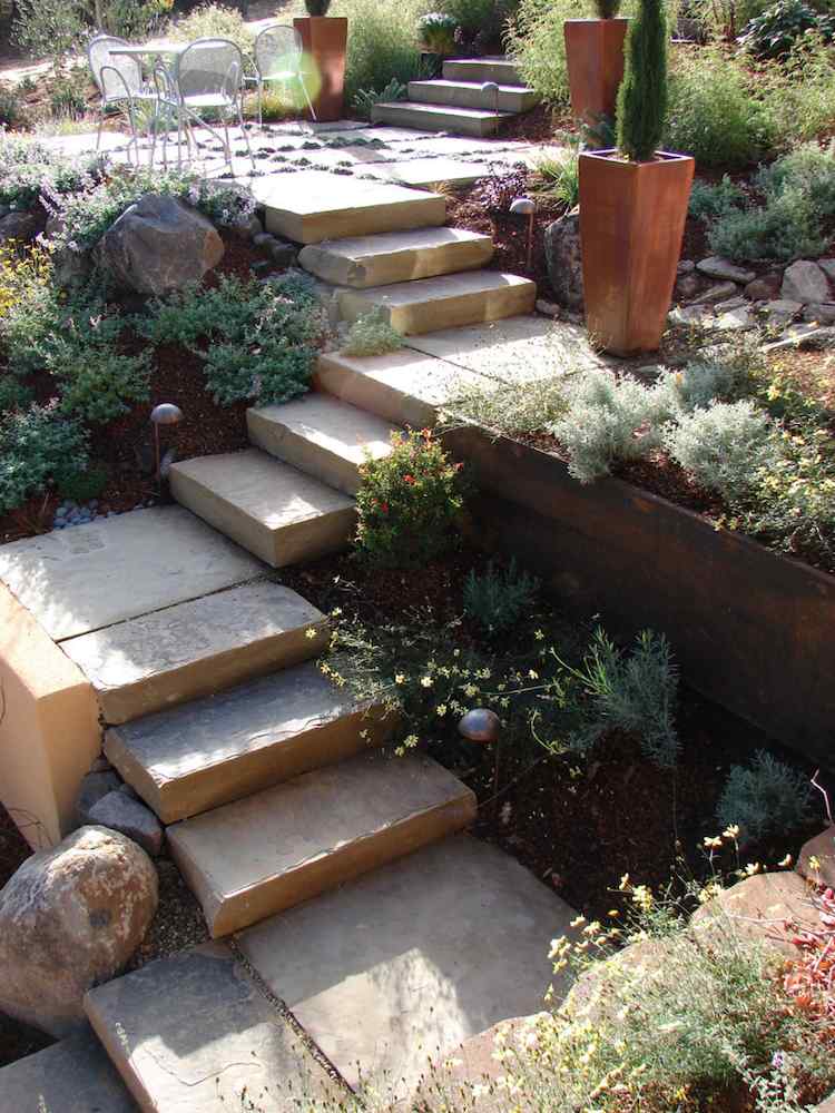 trädgård-trappor-bygg-själv-sten-plattor-moderna-corten-stål-soliga