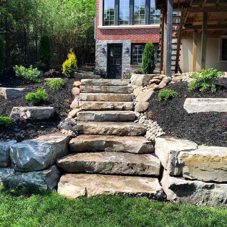 Bygg-din-egen-trädgård-trappor-sten-grov-naturligt upphöjd säng