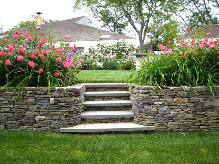 Bygg-din-egen-trädgård-trappor-design-idéer-betong-sten-platta-gräsmatta