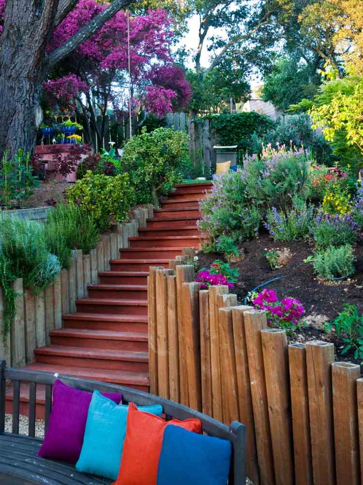 Bygg-din-egen-trädgård-trappor-palisader-trä-grönska-växter