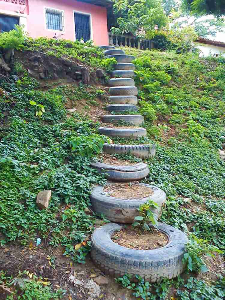 bygg-din-egen-trädgård-trappor-upcycling-bildäck-bakgård