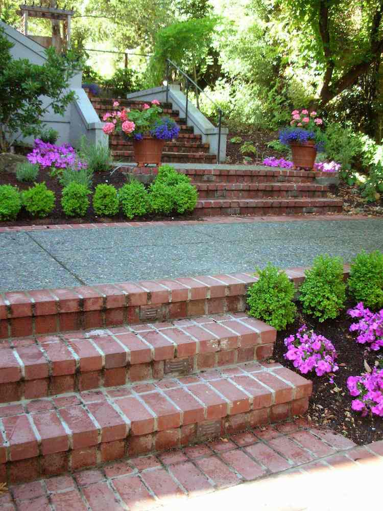 Bygg-din-egen-trädgård-trappor-upphöjd-säng-tegel-städad