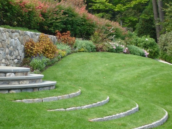 trädgård på en kulle som att bygga trädgårdstrappor - marmor natursten