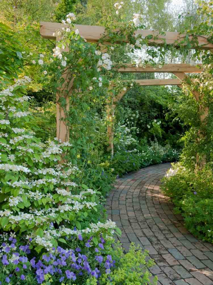 trädgård-stig-skapa-Schlaengelweg-pergola-plantering-frodig