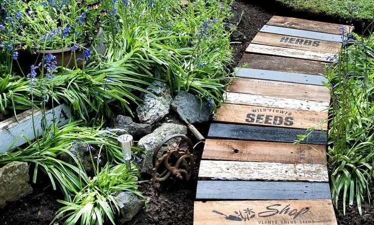 Återvinn avfallsträ i trädgården DIY trottoar från pallar