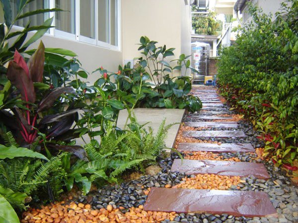 Trädgårdsvägar skapar massor av dekorativa stenar intressanta