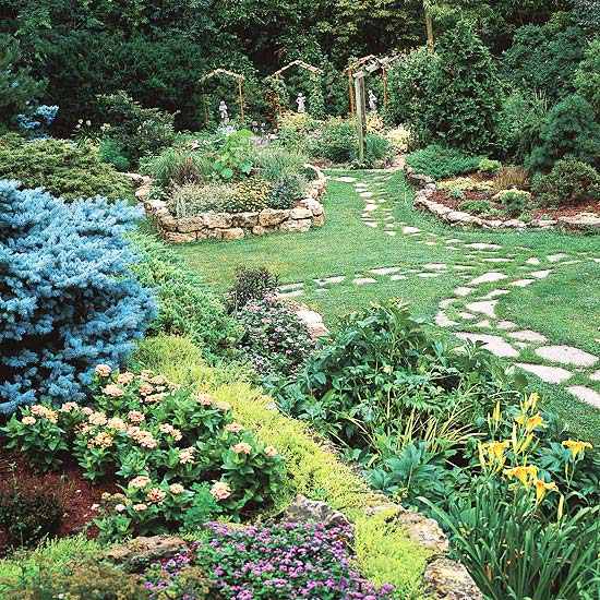 Stegstenar i trädgården skapar korsande trädgårdsvägar