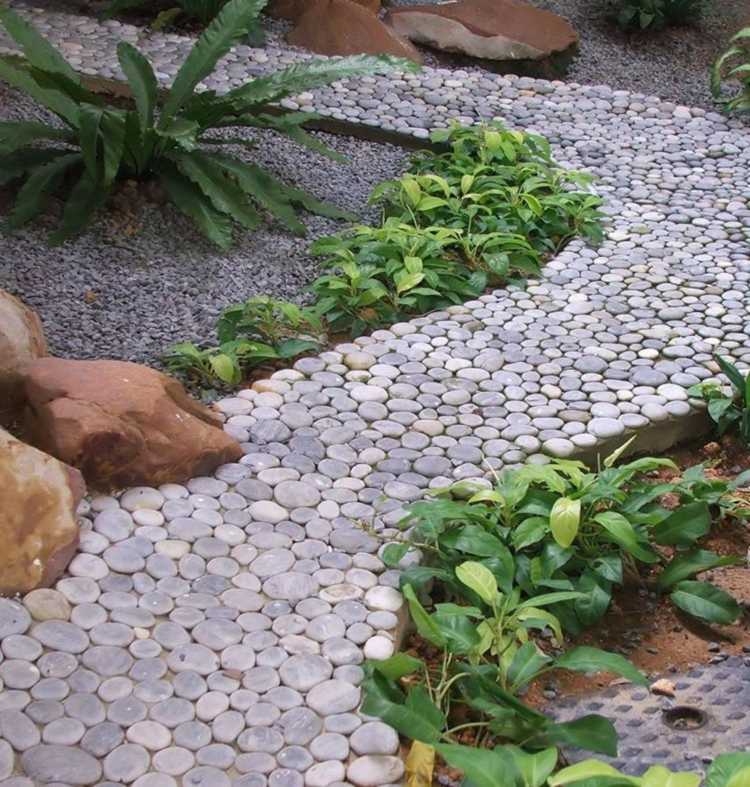 grus-väg-i-trädgården-idé-grå-stenar-växter-deco