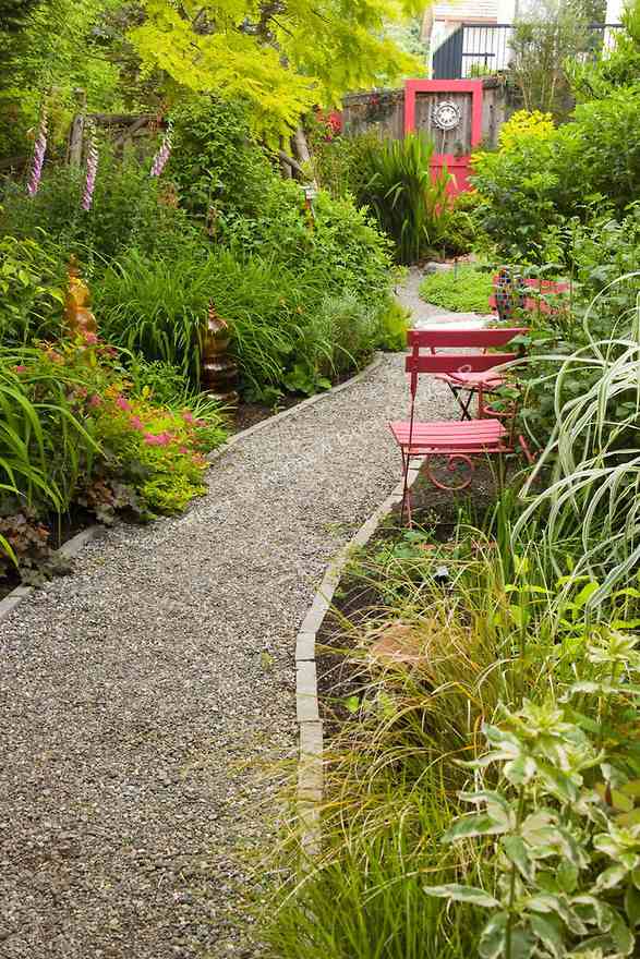 Plantera en grusväg i trädgården