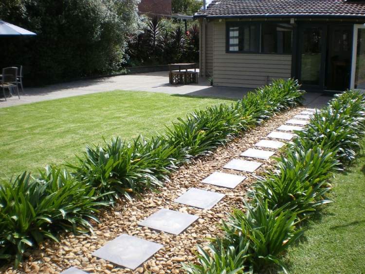 grusväg i trädgården rakt-moderna-sten-stenar-växt-ram