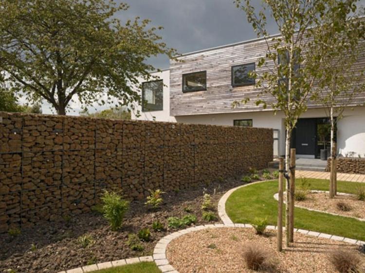 Stenbyggt hus-med-trädgård-och-staket