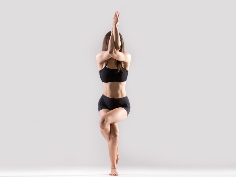 Garudasana Yoga (Eagle Pose) Πώς να το κάνετε και τα οφέλη τους